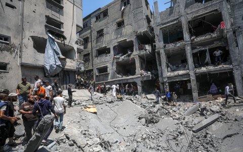 Palestinos buscan a sus familiares entre los escombros, tras ataques de Israel.