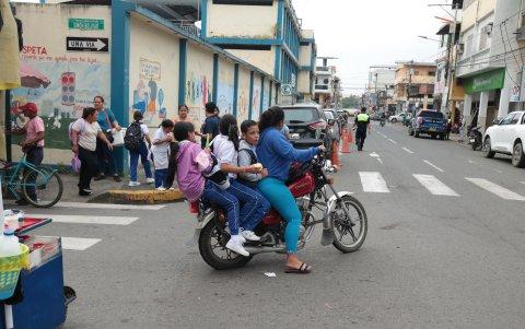 Los niños suelen apilarse en las bicicletas o motos.