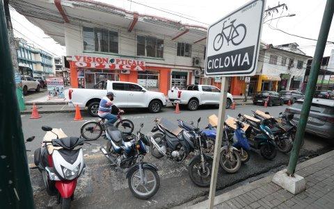 Motos se parquean en espacio destinado a ciclovías.