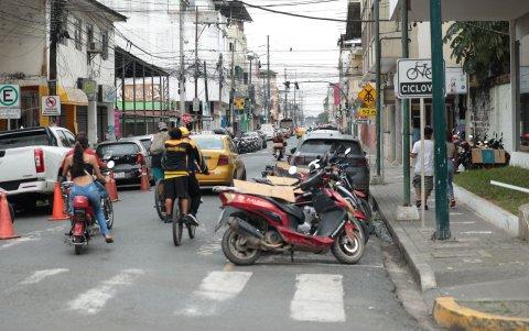 Vehículos llegan a cortar hasta el paso de peatones.