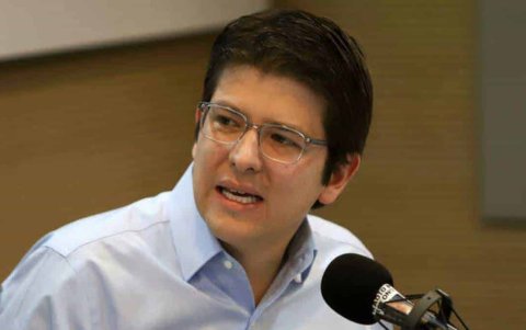 El joven político está herido de bala tras sufrir un atentado.