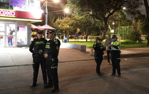 Integrantes de la Policía Nacional de Colombia custodian la zona donde se presentó el atentado contra el senador Miguel Uribe Turbay este sábado, en Bogotá (Colombia).