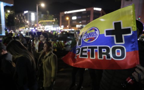 Una persona sostiene un cartel a las afueras de la Fundación Santa Fe donde fue trasladado el senador colombiano Miguel Uribe Turbay este sábado, en Bogotá (Colombia).