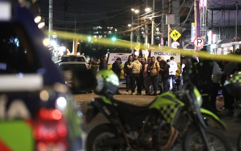 Integrantes de la Policía Nacional de Colombia fueron captados este sábado, 7 de junio, al custodiar la zona del atentado dónde fue herido el senador colombiano Miguel Uribe Turbay.