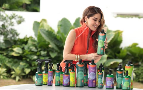 Su línea es libre de químicos agresivos. Contiene aceites esenciales 100 % naturales como lavanda, hierba luisa, limón y eucalipto.