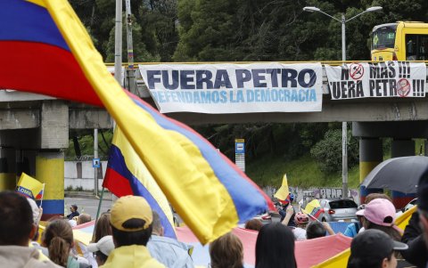 Personas participan en una caminata por la paz y en apoyo al senador Miguel Uribe Turbay