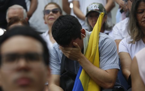 Un persona llora durante una manifestación este domingo, en Cali.