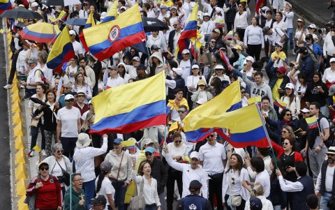 Personas participan en una caminata por la paz y en apoyo al senador Miguel Uribe Turbay