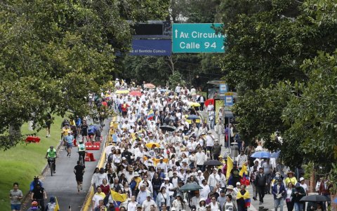 Personas participan en una caminata por la paz y en apoyo al senador Miguel Uribe Turbay este domingo, en Bogotá.