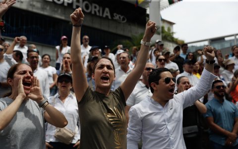 En varias ciudades de Colombia los ciudadanos salieron a las calles para pedir por la recuperación del senador