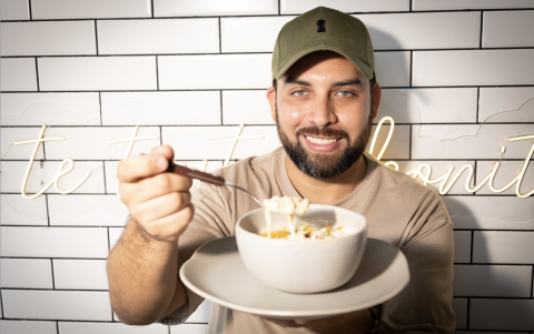 El cheese face es uno de los platos estrellas (fondue de verde al que se le pueden sumar toppings como tocino, huevo o chicharrón).