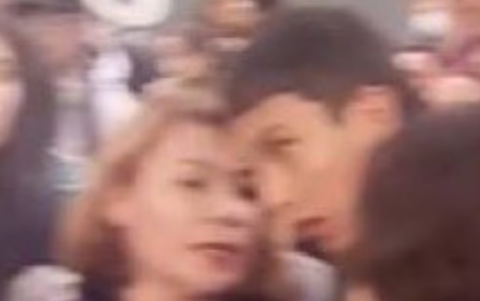 El joven que disparó contra Miguel Uribe fue captado por cámaras hablando con una mujer antes del atentado; las autoridades investigan si tuvo complicidad.