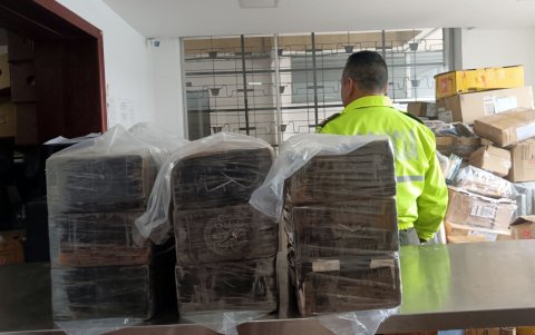 Decomiso. En un operativo la  policía decomisó 75 paquetes de cocaína. Está en investigación la procedencia de la droga.