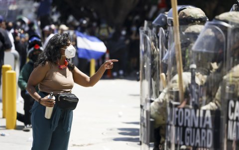 Protestante confronta a la milicia norteamericana.