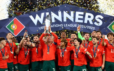 Cristiano Ronaldo levanta el trofeo de la Nations League ante la celebración de todos sus compañeros.