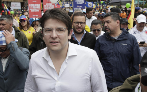 Fotografía de archivo del 23 de noviembre de 2024 del senador de la oposición Miguel Uribe (c) en Bogotá (Colombia).