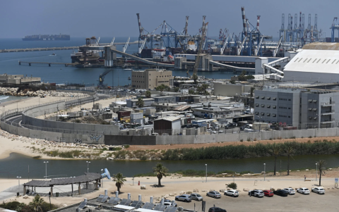 Activistas de la Flotilla de la Libertad preparando el buque Madleen en Sicilia antes de zarpar rumbo a Gaza.