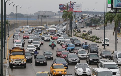 Cientos de vehículos circulan a diario por la avenida Pedro Menéndez Gilbert, en el norte de Guayaquil.