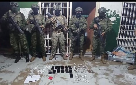 Las autoridades incautaron una serie de objetos prohibidos que estaban en posesión de los internos.