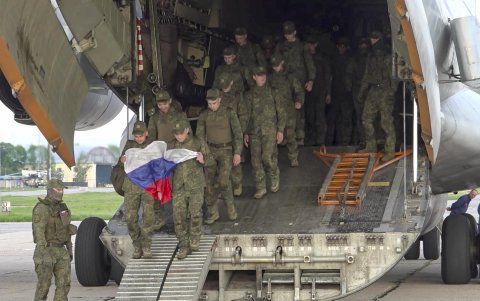 Prisioneros de guerra rusos vitoreando después de aterrizar en la base aérea de Chkalovsky luego de un intercambio de prisioneros, en Shchyolkovo, región de Moscú.