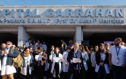 Funcionarios, servidores sanitarios y familiares de pacientes del Hospital Garrahan, fueron captados este jueves, 5 de junio, al protestar por la falta de presupuesto.