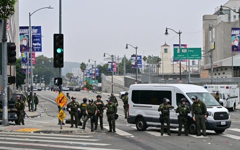 Agentes del orden público en un control de carretera después de una noche de protestas en respuesta a las operaciones federales de inmigración en Los Ángeles, el 9 de junio de 2025.
