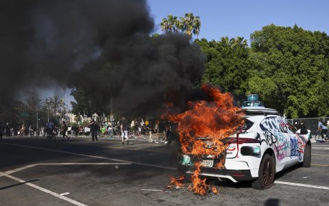 Un carro autónomo de Waymo arde en llamas mientras activistas protestan contra redadas migratorias en Los Ángeles, California (EE. UU.)