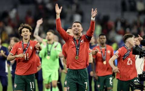 Cristiano y una medalla y copa que agiganta su leyenda.