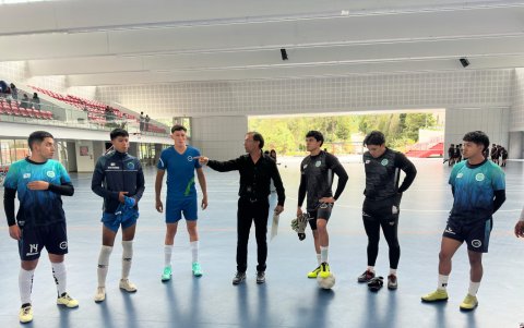 Actualidad. Aguinaga (c) es entrenador del club UTE y profesor en dos institutos.