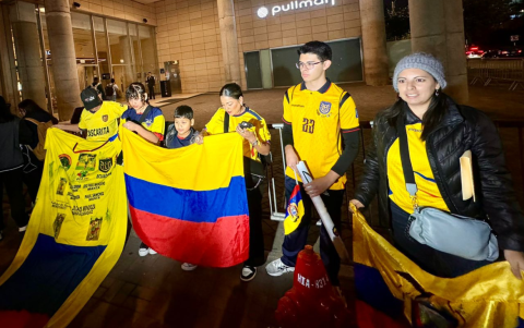 Aficionados ecuatorianos reunidos en San Isidro reciben con cánticos y aplausos a la selección nacional antes del partido contra Perú.