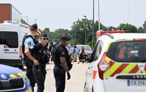 Los estudiantes se van mientras gendarmes franceses controlan acceso a escuela secundaria después de que un asistente de enseñanza de 31 años fuera apuñalado con un cuchillo por un alumno de 15 años.