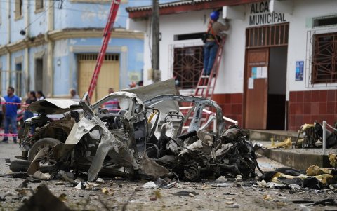 Otro de los vehículos que explotaron este martes en el departamento del Cauca colombiano.