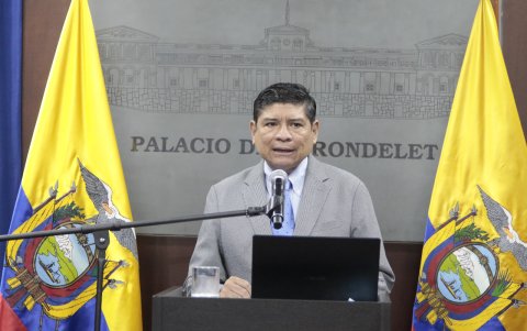 Imagen del escenario del portavoz del Gobierno de Guillermo Lasso; en la foto el vocero oficial de la época, Carlos Jijón.