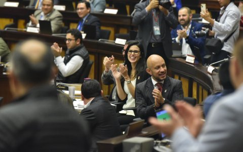 Asambleístas aplauden la aprobación de la Ley de Inteligencia en Ecuador.