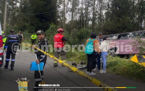 Los Bomberos atendieron a los heridos y realizaron el operativo para retirar al bus accidentado en la av. Simón Bolívar.