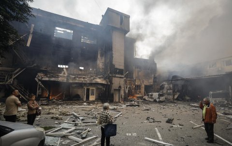 Residentes locales observan el lugar de un ataque con drones tras un ataque nocturno en Kiev, Ucrania, este martes.