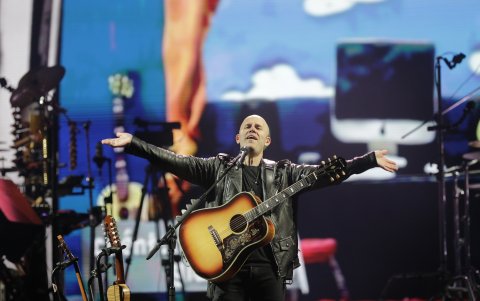 El cantante peruano tiene 17 discos en su extensa trayectoria.