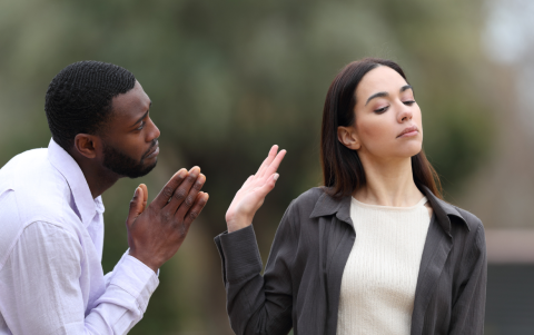 Según estudios sobre dinámicas de pareja en redes sociales, el 43 % de las personas ha estado en una relación donde su pareja evitó presentarlas públicamente.