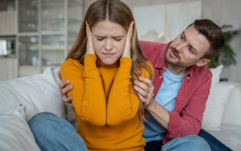 El gaslighting es una forma de abuso emocional reconocida por la APA (Asociación Americana de Psicología), y puede causar ansiedad, confusión y pérdida de confianza en uno mismo.