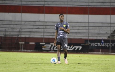 Kevin Arroyo, mediocampista que milita en el Gualaceo, de la Serie B ecuatoriana.