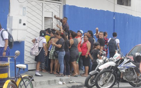 Padres de familia acudieron a los planteles ubicados en Bastión Popular tras enterarse de la cantidad de crímenes reportados este 10 de junio.