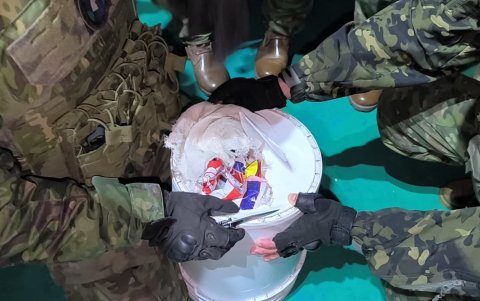 Los objetos prohibidos fueron encontrados en baldes de doble fondo.