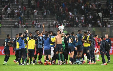 Jugadores ecuatorianos celebrando la clasificación al Mundial tras igualar sin goles ante Perú, el martes 10 de junio de 2025.