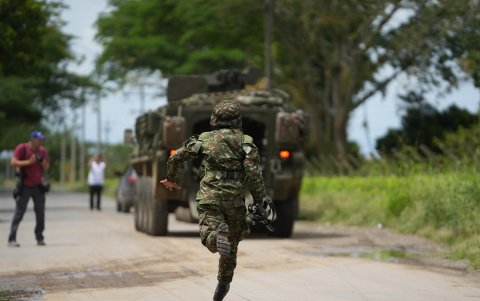 Un integrante de las Fuerzas Armadas vigila el área donde ocurrió una explosión este martes en el caserío de Guachinte, que forma parte del municipio de Jamundí (Colombia).