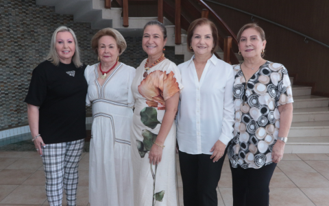 Juana de Roldán, Patricia de Dossman, Anita Duque, Amira de Bucaram y Silvia Bibliowicz.