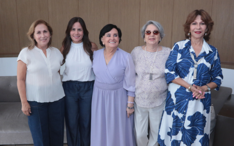 Susana Santistevan, María Pía de Uscocovich, Consuelo de Montalvo, Inés de Váscones y  Rosy de Montalvo.