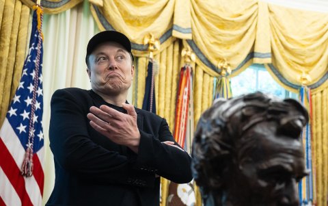 Elon Musk reacciona durante una conferencia de prensa con el presidente estadounidense Trump en la Oficina Oval de la Casa Blanca en Washington, DC, EE. UU., el 30 de mayo de 2025.
