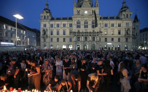 La gente enciende velas por las víctimas del tiroteo en una escuela de Graz, Austria, el 10 de junio de 2025.