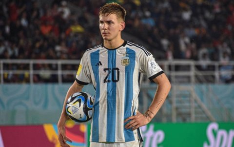Debutó en la Selección Argentina siendo uno de los jugadores más jóvenes con 17 años, un jugador que sigue rompiendo récords y que lleva al fútbol argentino a lo más alto.