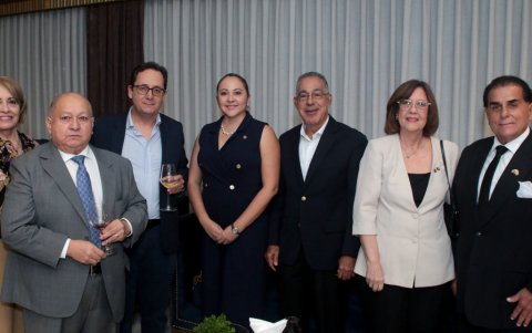 Esmeralda de Parodi, José San Martín, Geovanny Ginatta, Cristina Figueroa de Bitar, José Brito, Ana María de Ching y Mario Viteri.